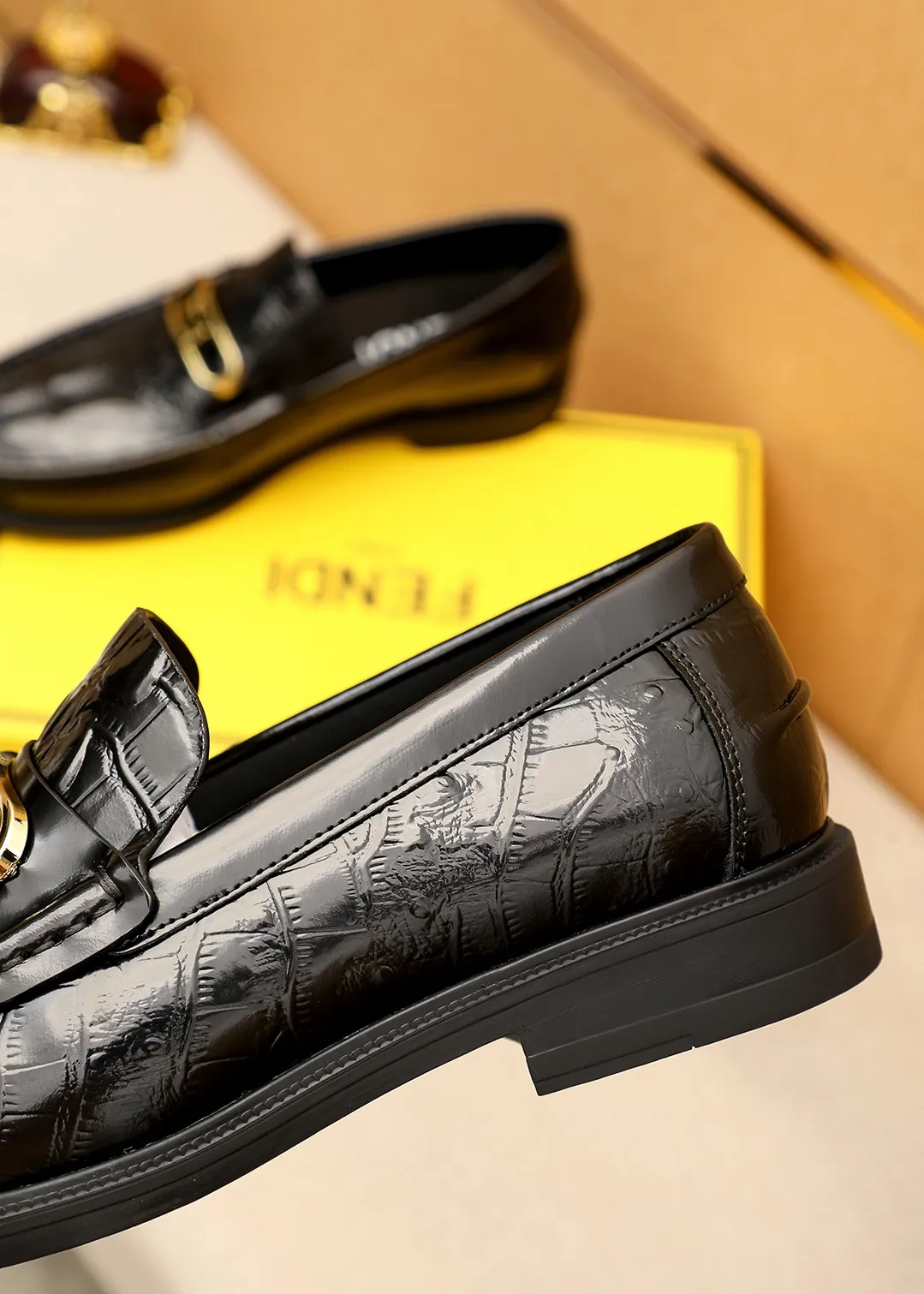 Men's shoes 💰460 💐 Product trademark: FENDI [Fendi] casual leather shoes Regular size: 38-44 (45.46🉑️customized) Product materials: Selected imported first-layer open-edge beaded cowhide embossed upper + luxury hardware buckle, imported cow 🐂 lining. Strong three-dimensional visual effect, original outsole color: 1⃣️color optional